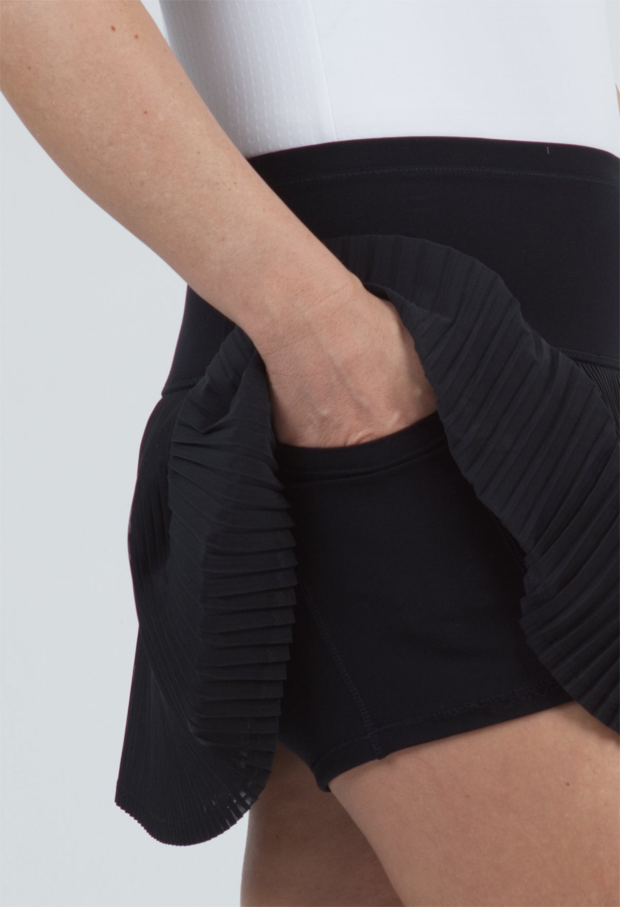 IBKÜL - Solid Mesh Skort - 23000 - Color: Black