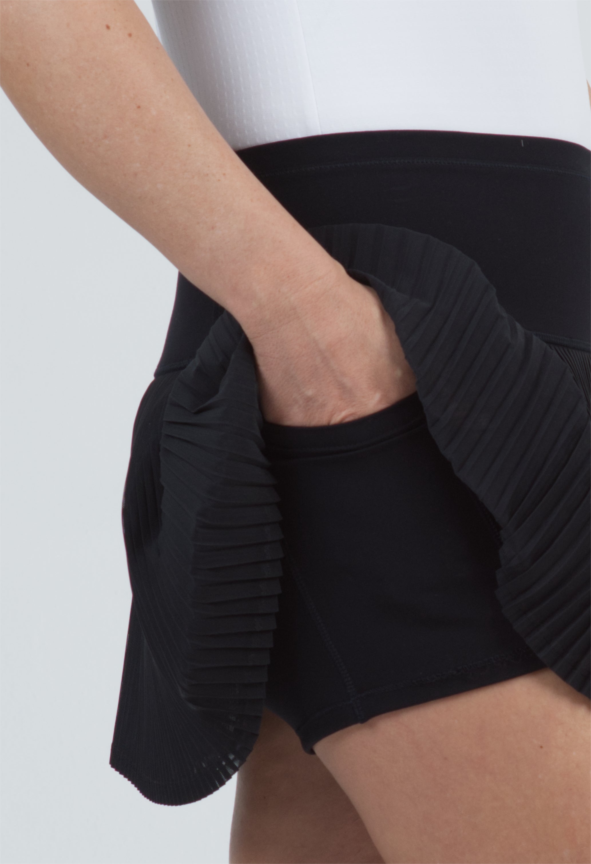 IBKÜL - Solid Mesh Skort - 23000 - Color: Black